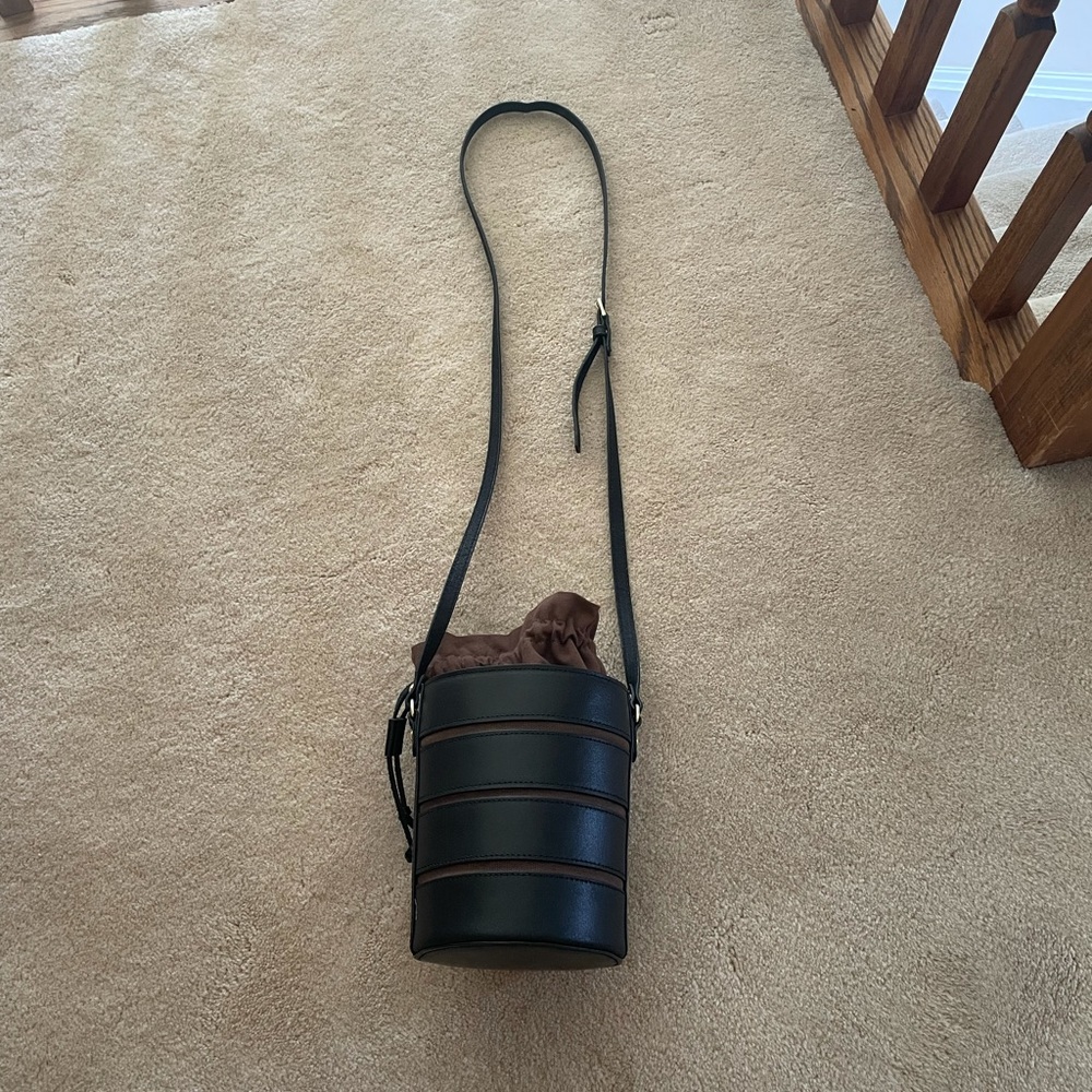 Cross body bucket bag